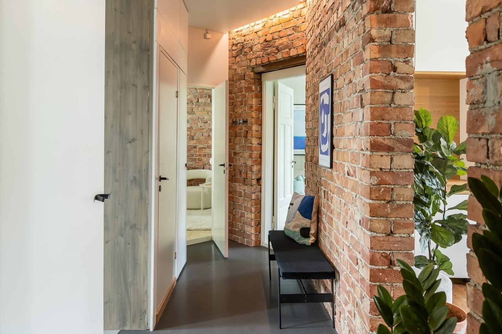 De månedlige felleskostnadene inkluderer blant annet TV/bredbånd, andel fellesgjeld, kommunale avgifter og byggforsikring. Galleribilde