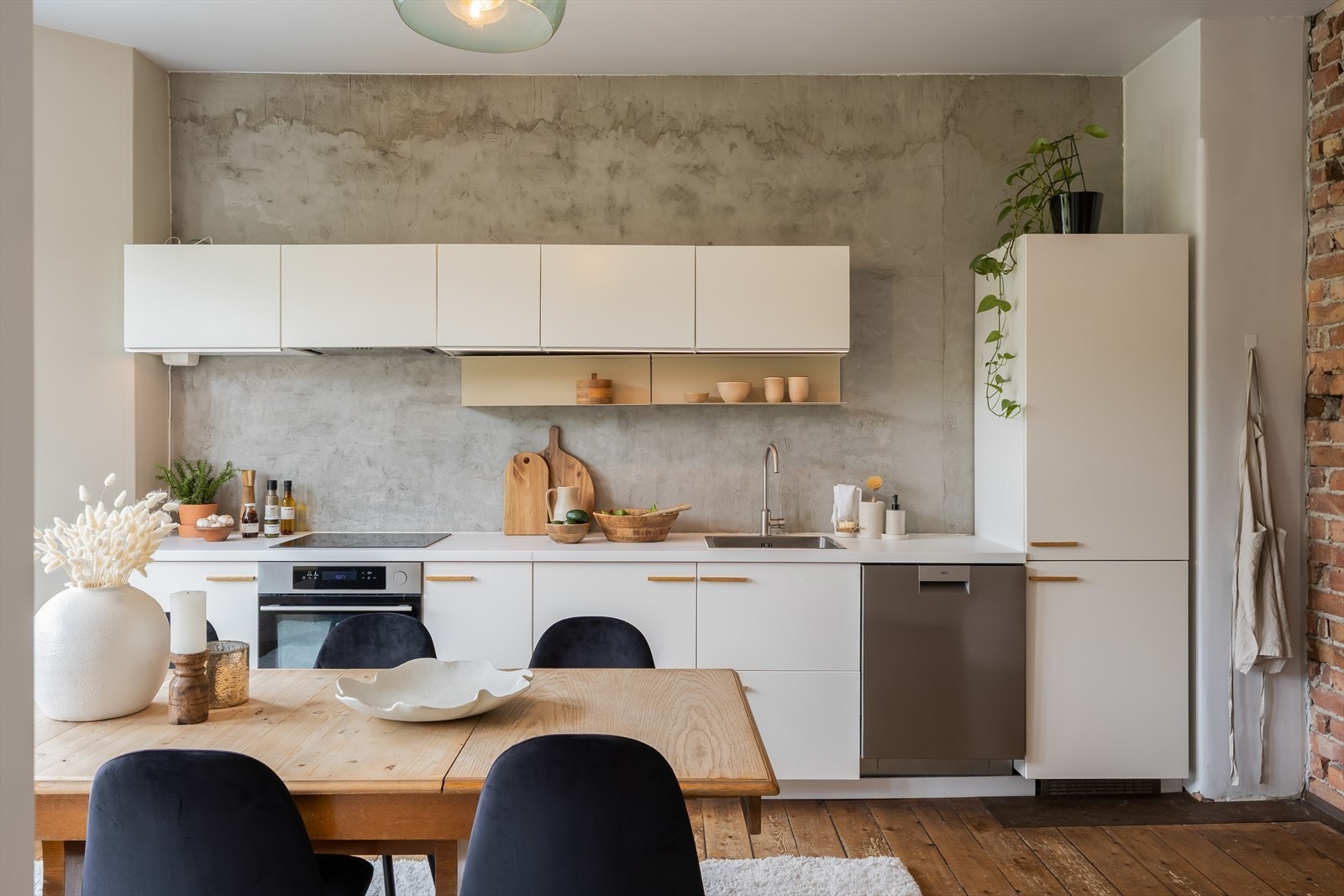 Leiligheten er vesentlig oppgradert med blant annet kjøkken fra 2014 og bad fra 2018. Kjøkkenet har fått tilstandsgrad 1 av takstmann. Galleribilde