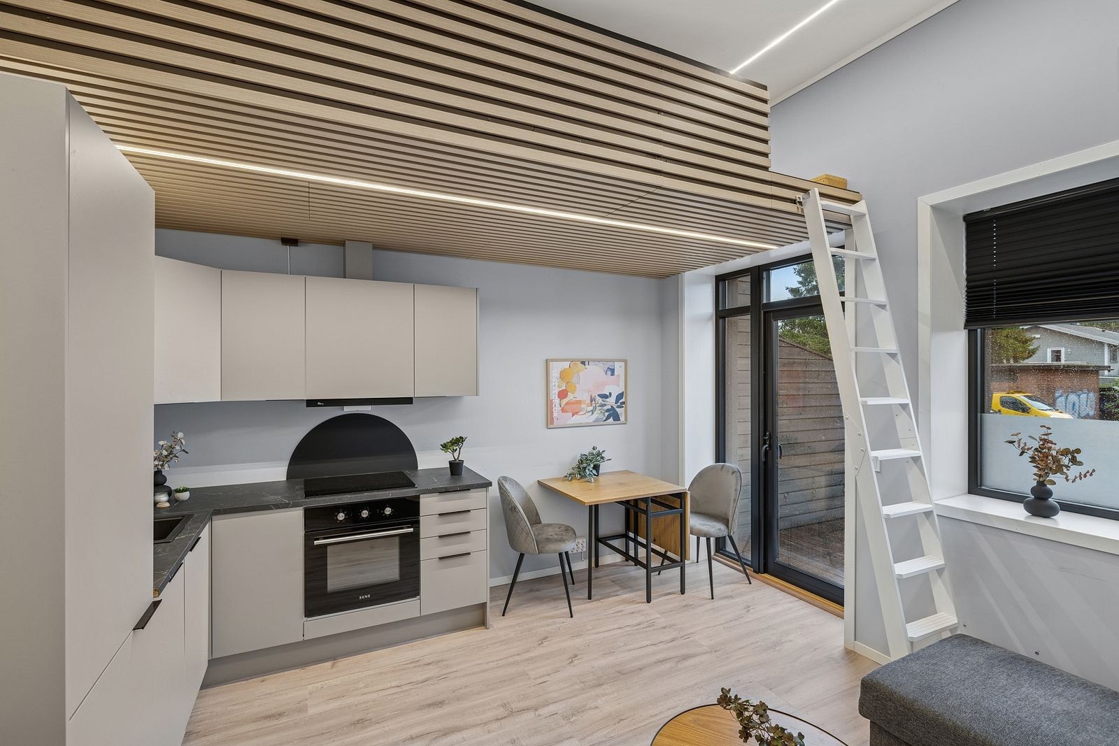 Pen innredning med integrert stekeovn, platetopp, oppvaskmaskin og kjøleskap Galleribilde