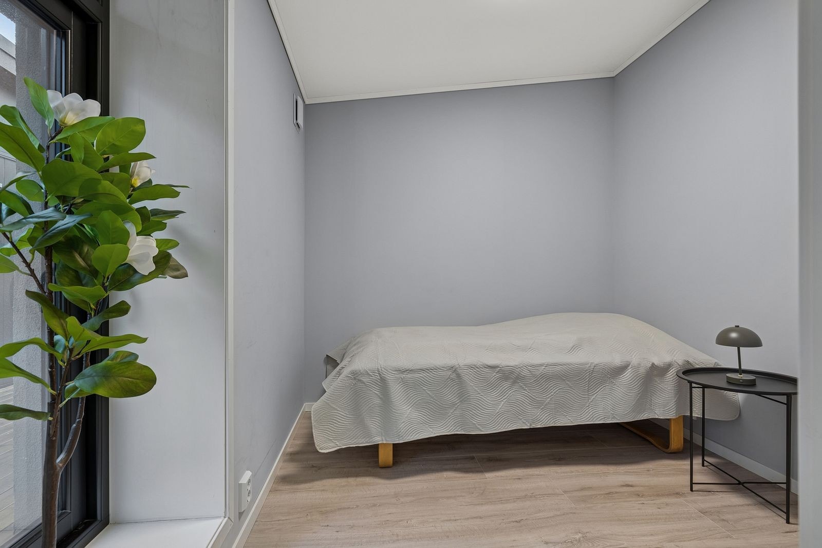 Leiligheten har ett soverom med plass til dobbeltseng Galleribilde