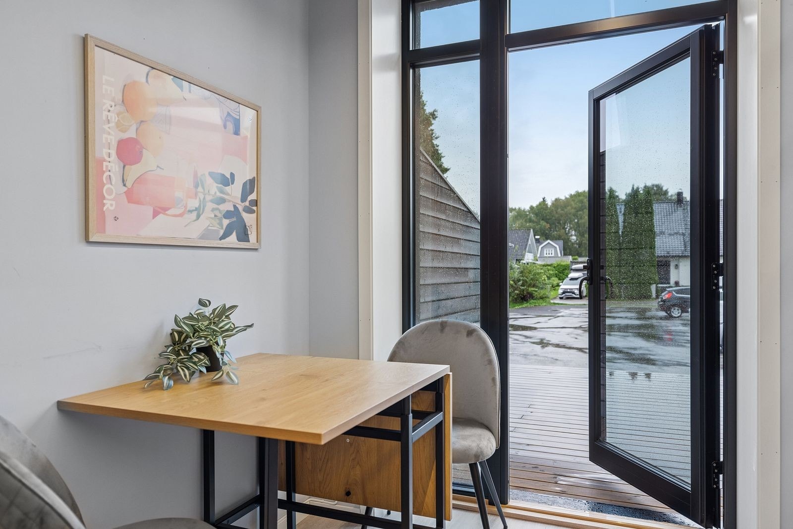 Fra stue/kjøkken er det utgang til terrasse Galleribilde