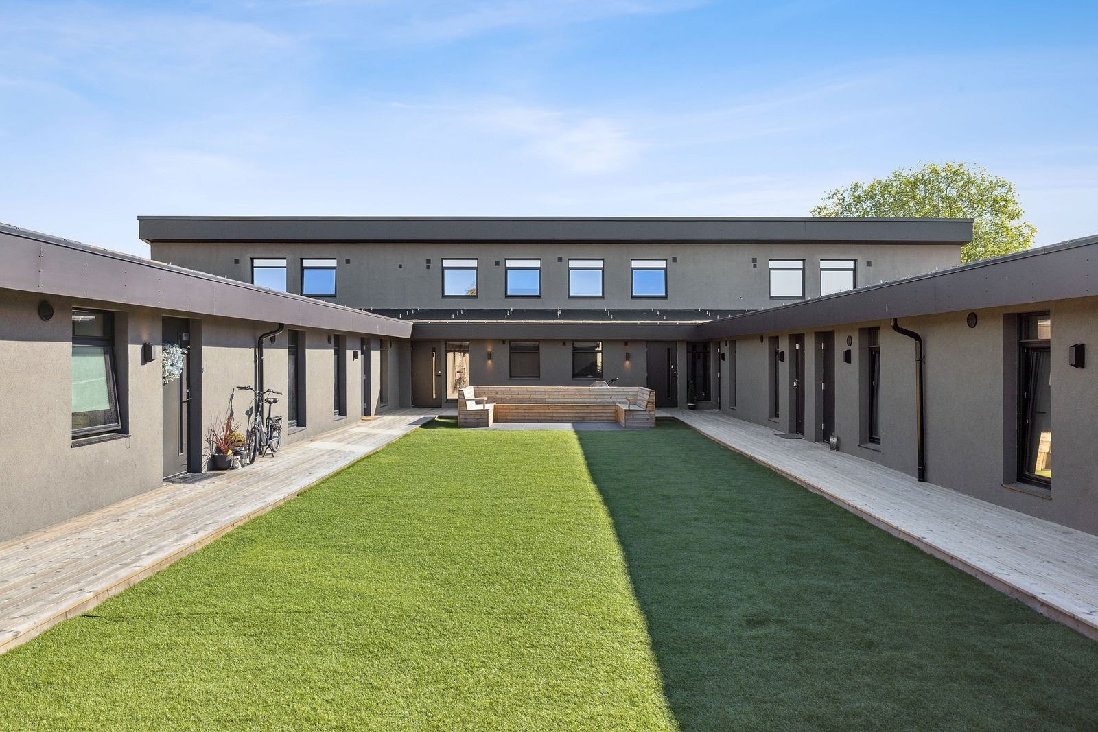 Lettstelt felles tomt med bla. kunstgress Galleribilde