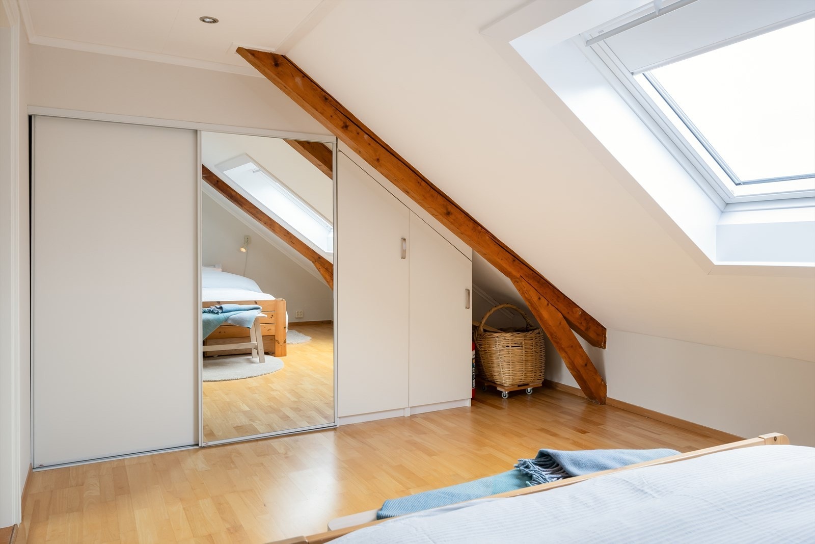 Plassbygd skyvedørsgarderobe medfølger handelen. Galleribilde