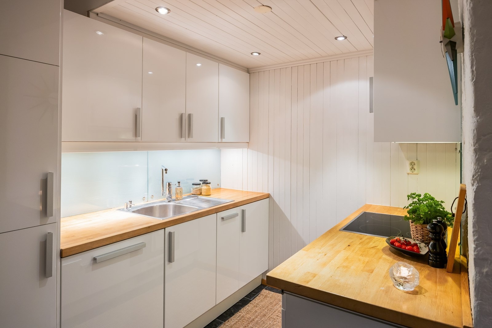 Tidløst kjøkken på 7 m² med rikelig skap- og benkeplass. Galleribilde