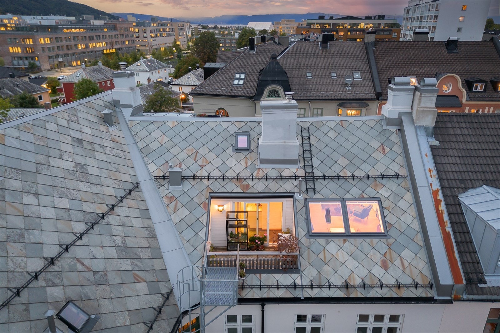 Velkommen til Magnus den Godes gate 3B - En ærverdig 2-roms toppleilighet over to plan i rehabilitert og godt vedlikeholdt bygård med solrik takterrasse. Galleribilde
