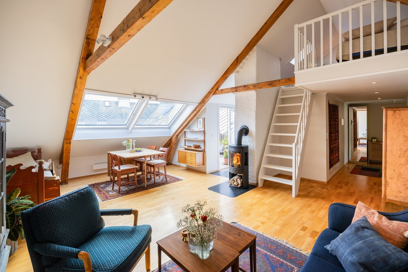 Det er rause vindusflater og god takhøyde i klassisk bygårdsstil som sørger for rikelig lysinnslipp. Galleribilde