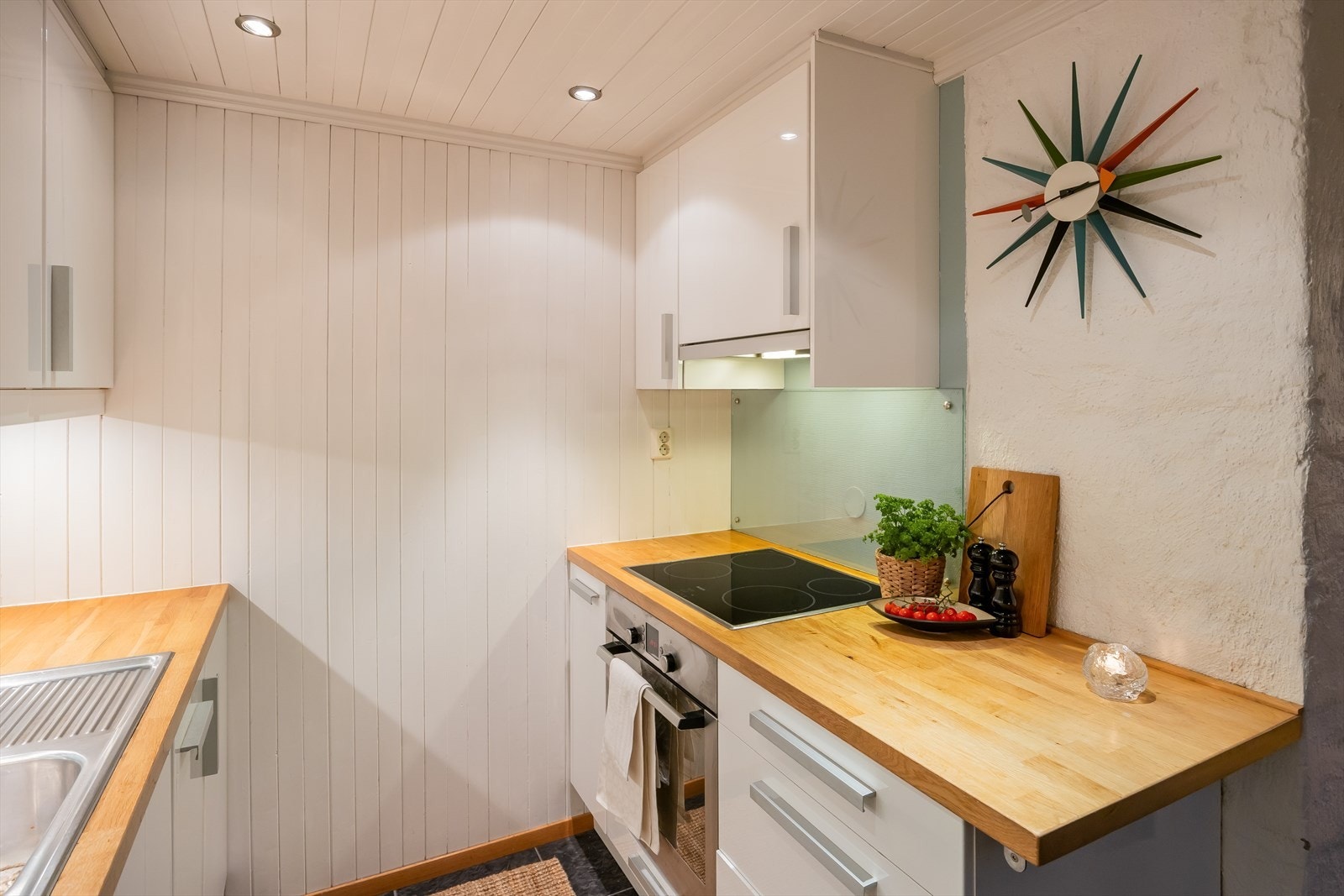 Kjøkkenet ligger adskilt fra stuen, som skaper en praktisk soneinndeling. Galleribilde