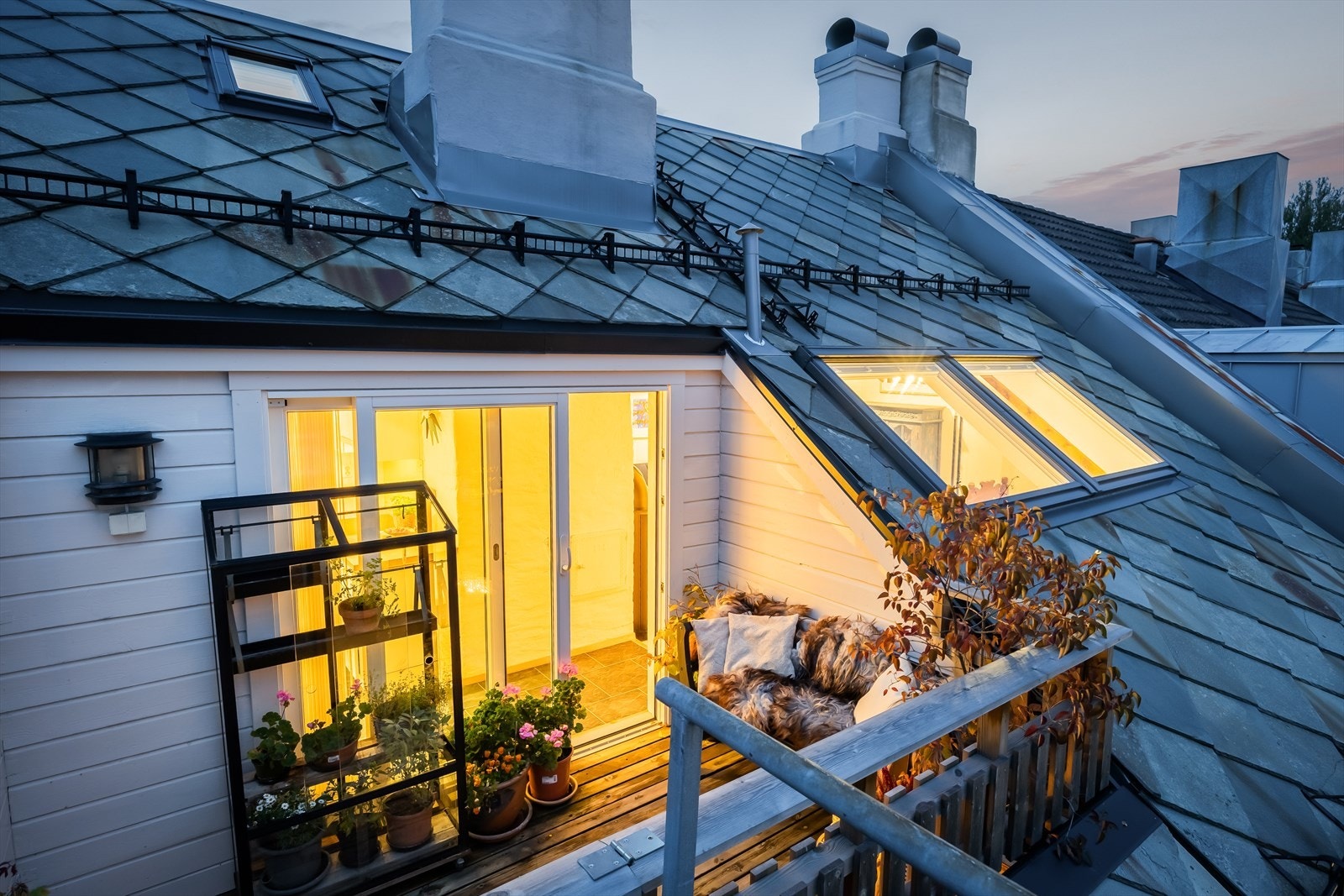 Leiligheten har en romslig, sørvendt privat takterrasse som byr på svært gode solforhold. Leiligheten ligger i byggets øverste etasje og har lite innsyn. Galleribilde