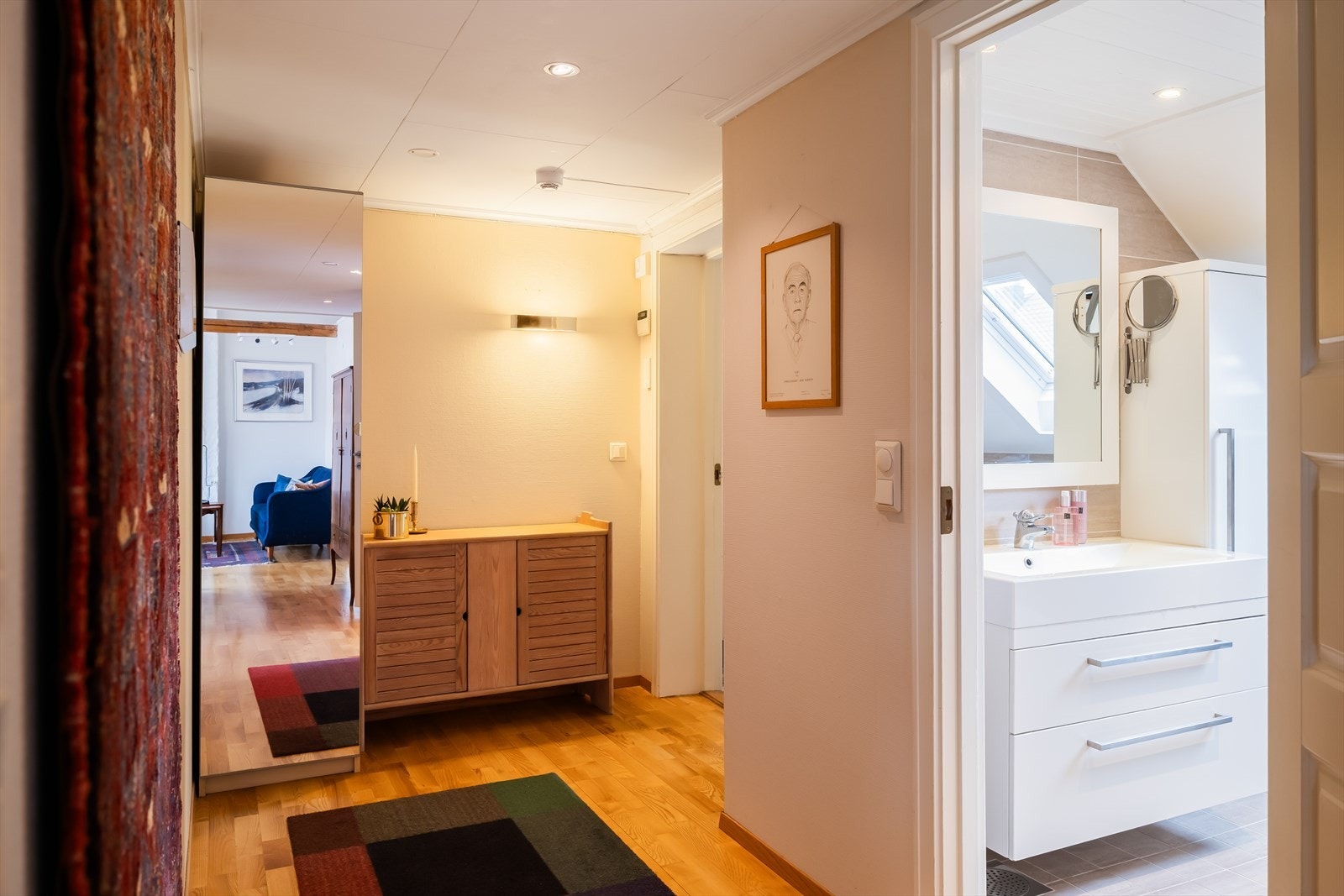 Leilighetens entré er på 6 m². Det er mye inkludert i de månedlige felleskostnadene, som blant annet TV/internett, kommunale avgifter m.m. Galleribilde