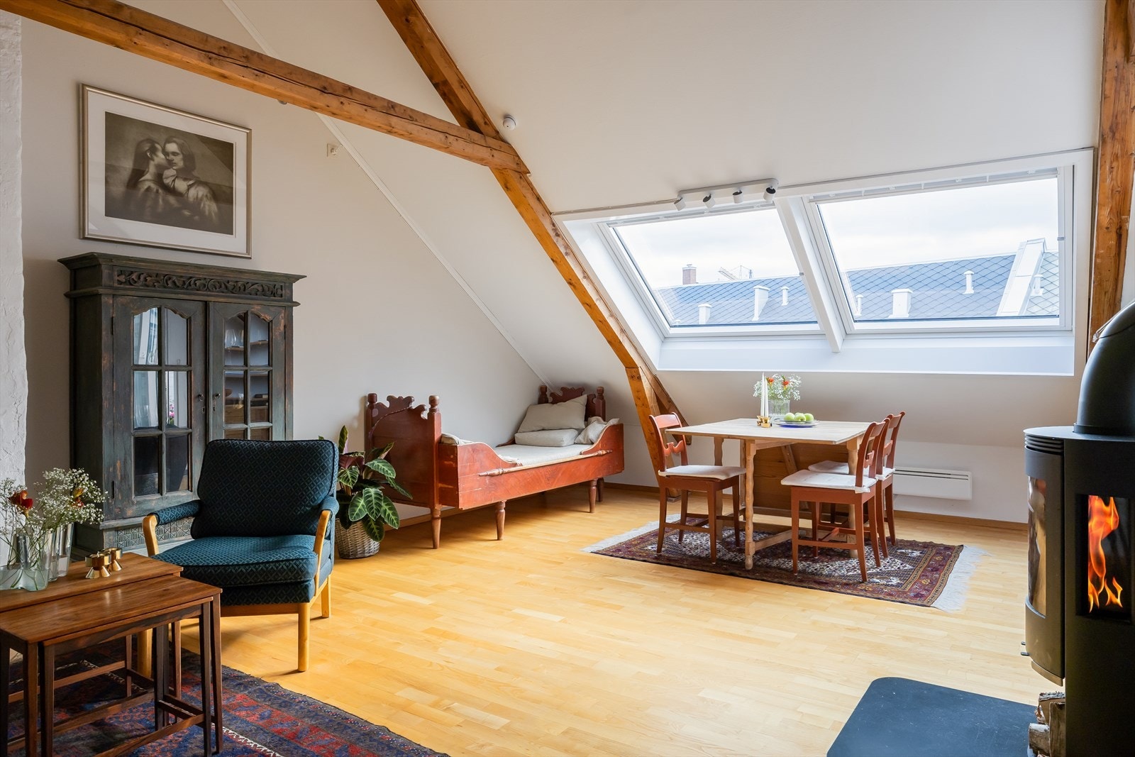 Leiligheten varmes opp via elektrisitet og vedfyring, hvorav sistnevnte bidrar til økonomisk og behagelig oppvarming. Galleribilde