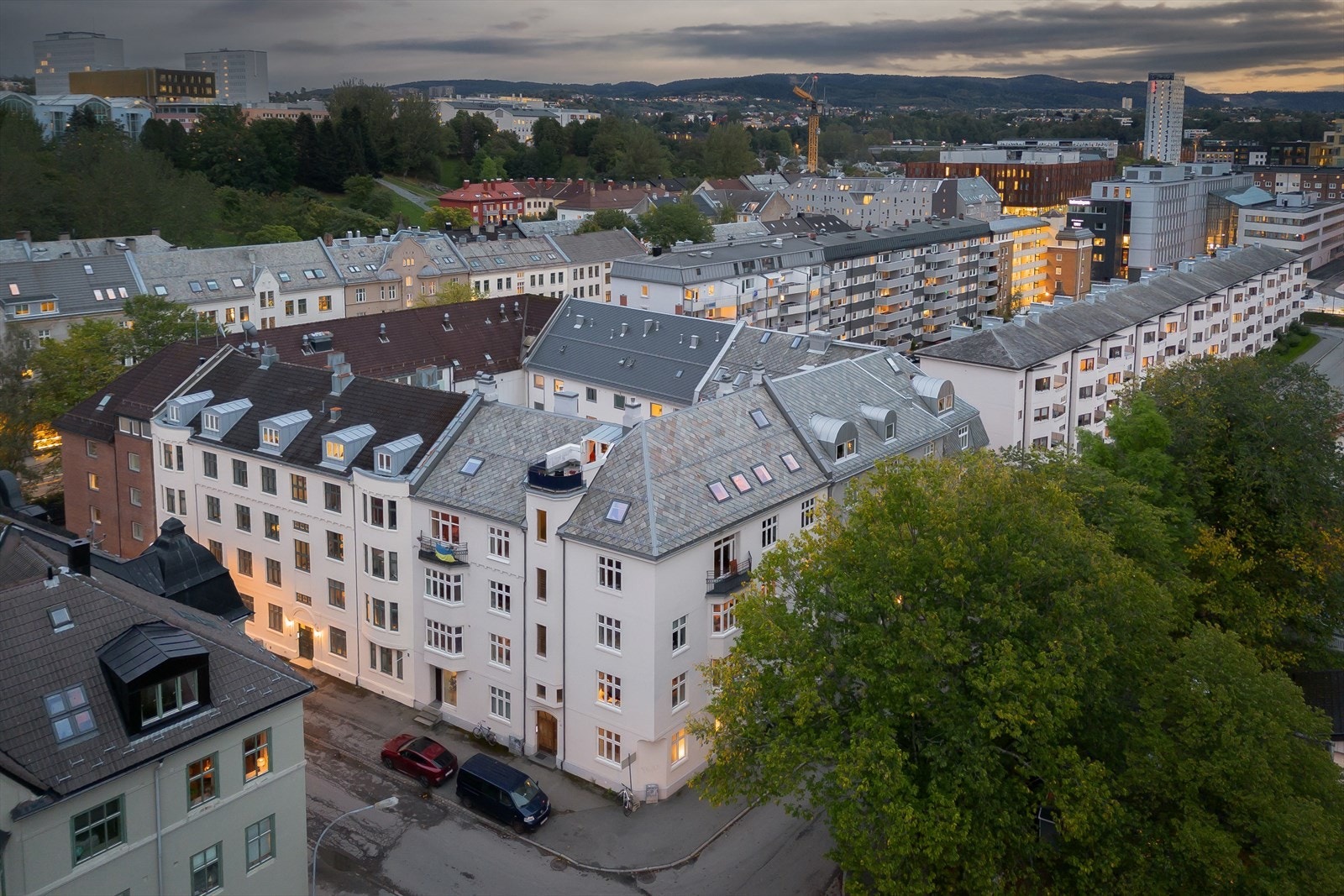 Oversiktsbilde av nabolaget. Det er sykkelparkering i bakgården for beboere. Galleribilde