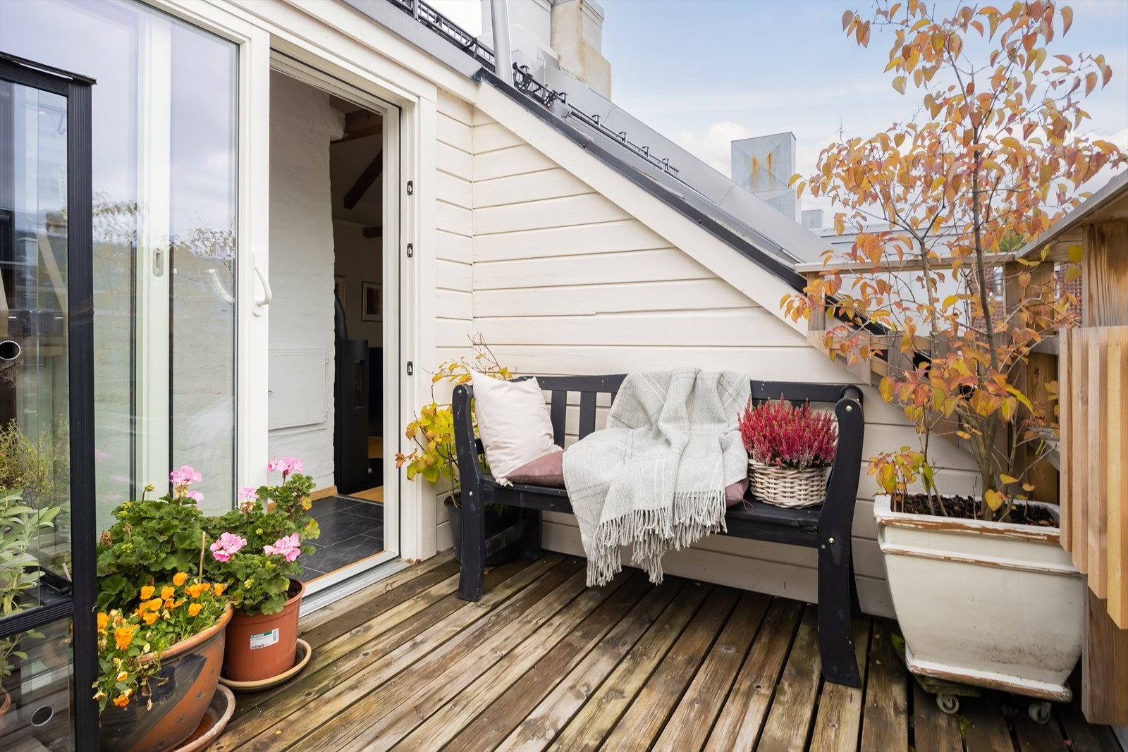 Takterrassen strekker seg over 7 m² og byr på formiddags- og ettermiddagssol. Her får du også en utebod med plass til hageredskap og terrassemøbler. Galleribilde