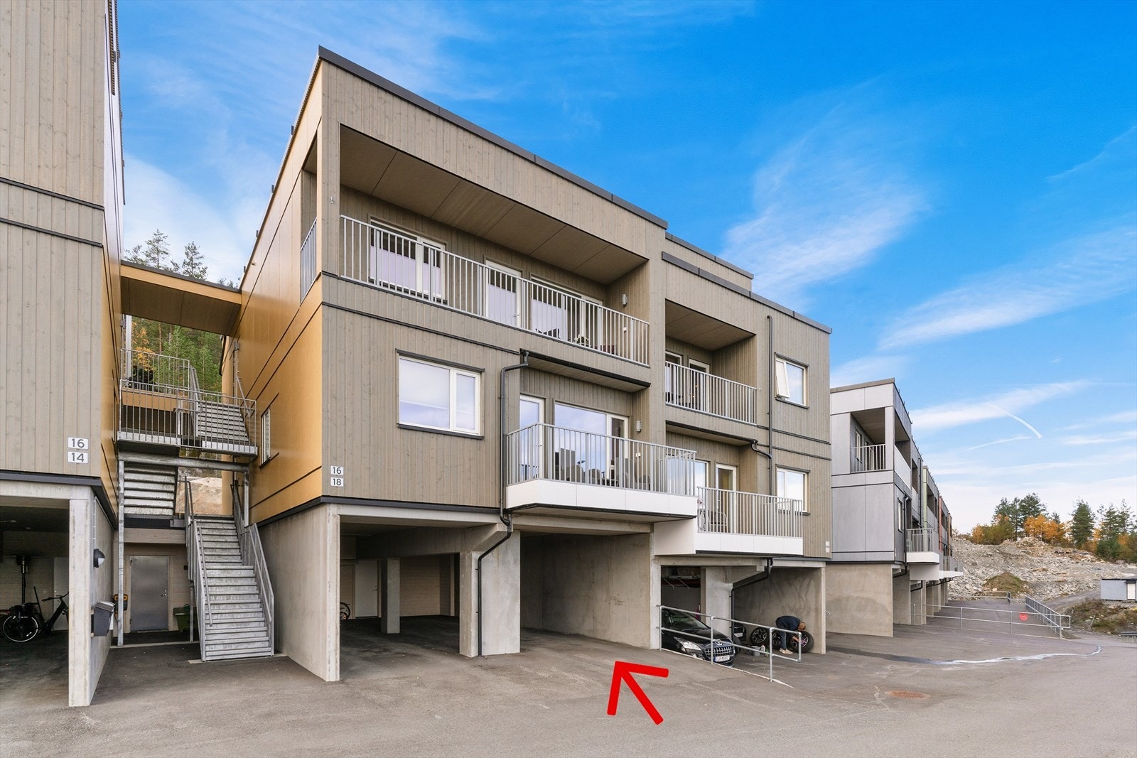 Leiligheten disponerer parkeringsplass i carport under bygget, med plass til to biler etter hverandre, samt utvendig bod i bakkant. Galleribilde