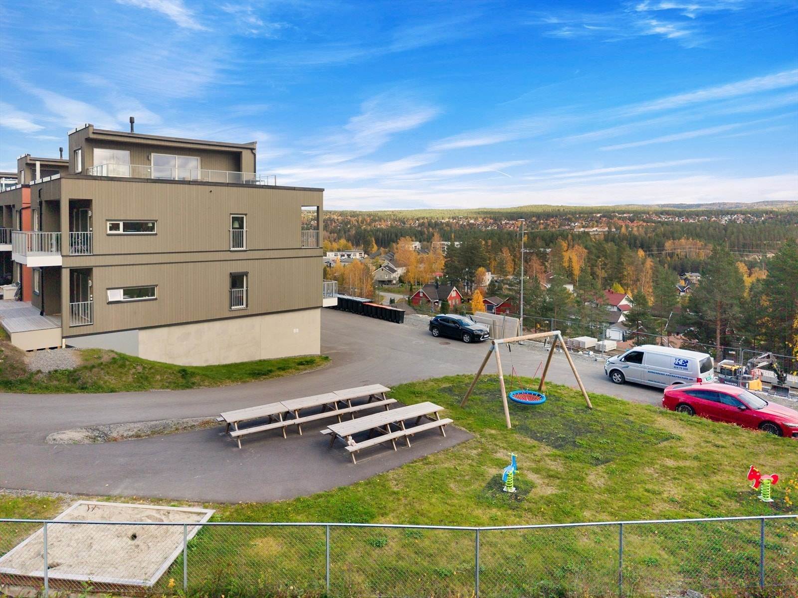 Eiendommen ligger på en skrånende felles tomt med opparbeidet fellesareal, som eies av borettslaget. Galleribilde