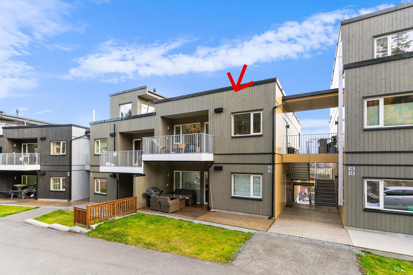 Dette er en moderne og innbydende leilighet fra 2023 med stilrene farge- og materialvalg. Galleribilde