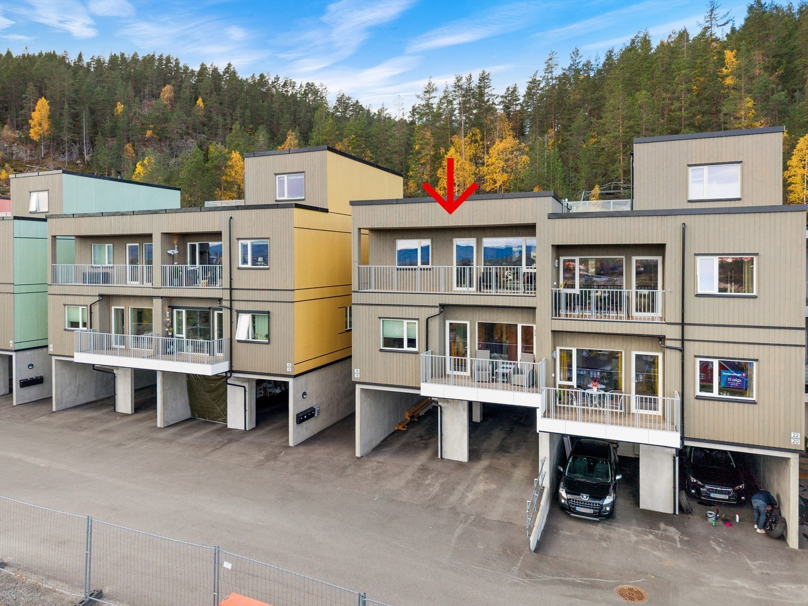 Leiligheten ligger i 2. etasje med overbygget terrasse som vender mot fantastisk utsikt! Galleribilde