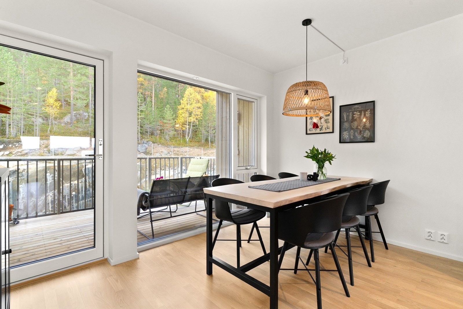 Den åpne stue- og kjøkkenløsningen har utgang til hele to balkonger på hver sin ende av rommet. Galleribilde