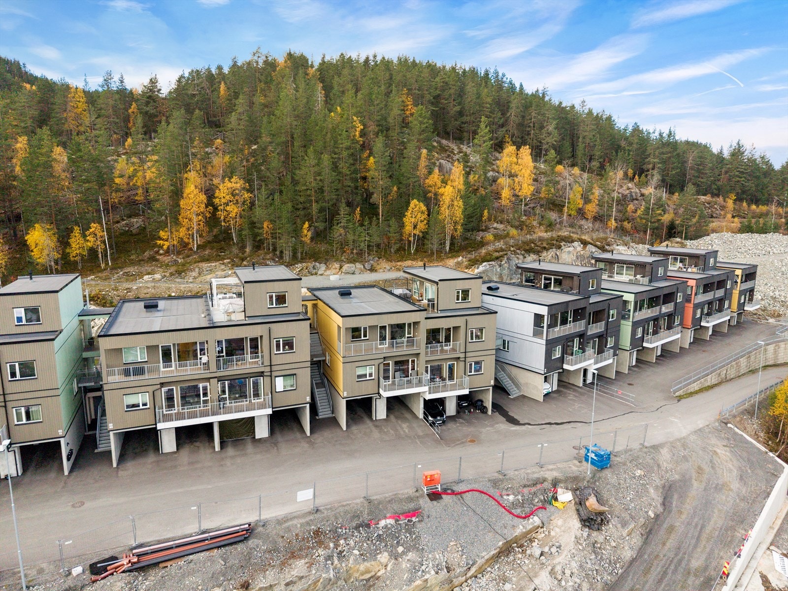 Med kun 600 meter til nærmeste bussholdeplass kan man enkelt komme seg til sentrum. Galleribilde