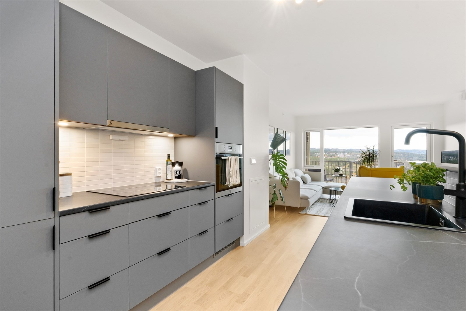 Kjøkkeninnredningen har slette fronter og laminert benkeplate med nedfelt oppvaskkum og koketopp. Galleribilde