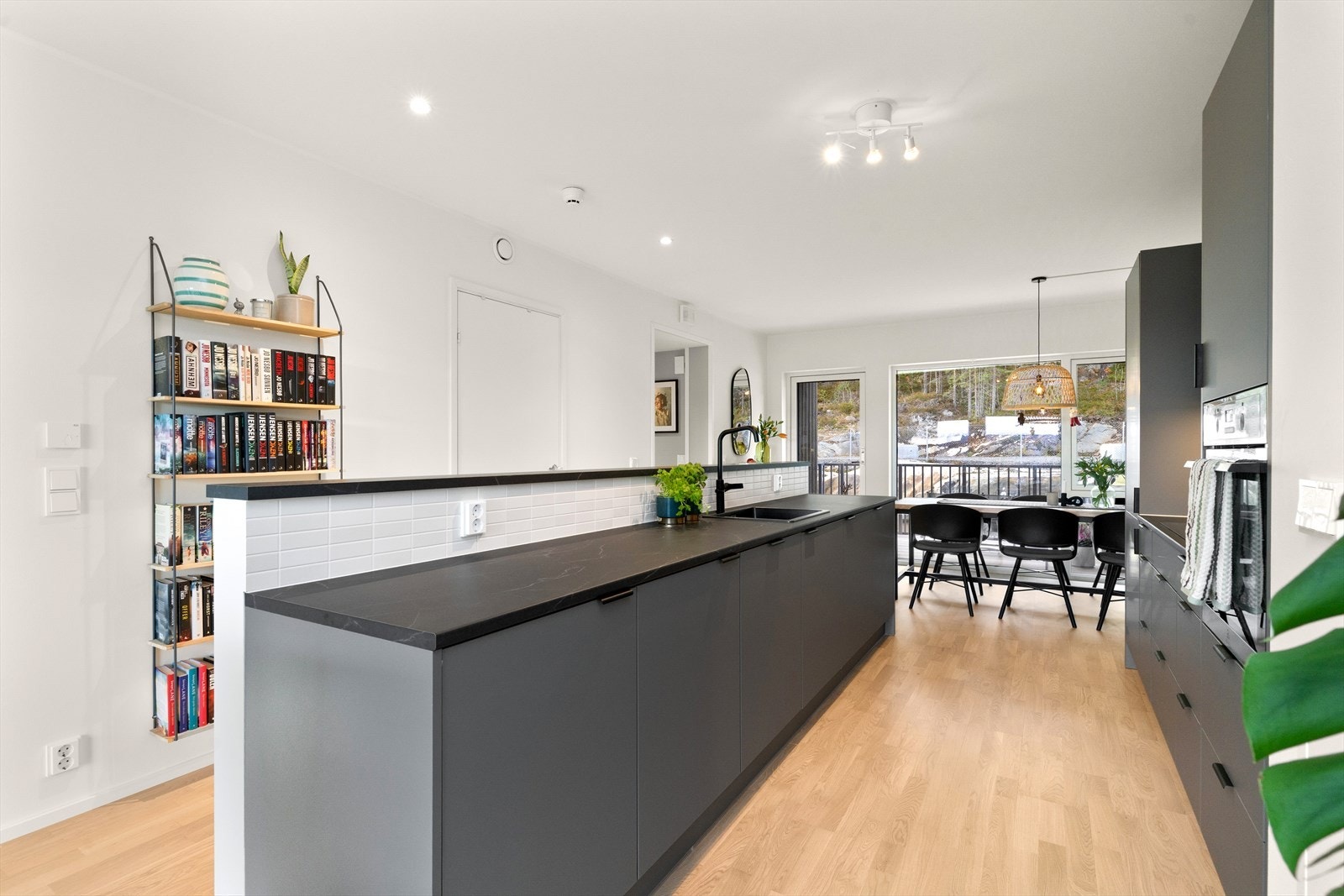 Kjøkkenet har en god løsning med innredning med to sider som også gir godt med benkeplass. Galleribilde