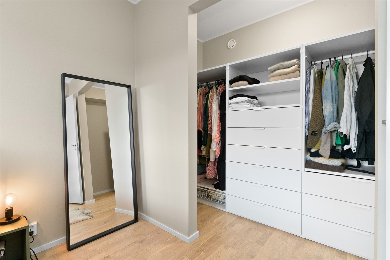 Dette soverommet har også egen garderobedel med innredning. Galleribilde