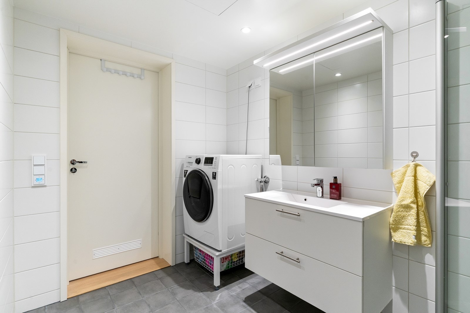 Rommet er utstyrt med innredning med heldekkende servant, dobbelt speilskap, veggmontert toalett og dusjhjørne. Galleribilde