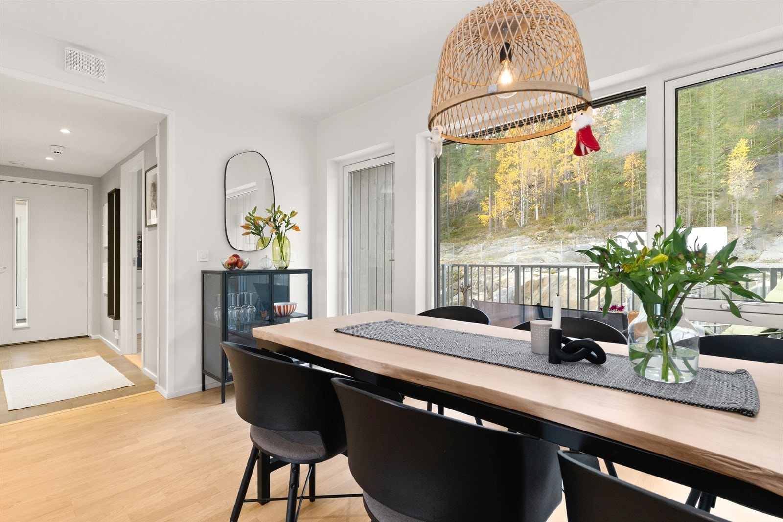 Videre kommer man inn i leilighetens allrom. Galleribilde