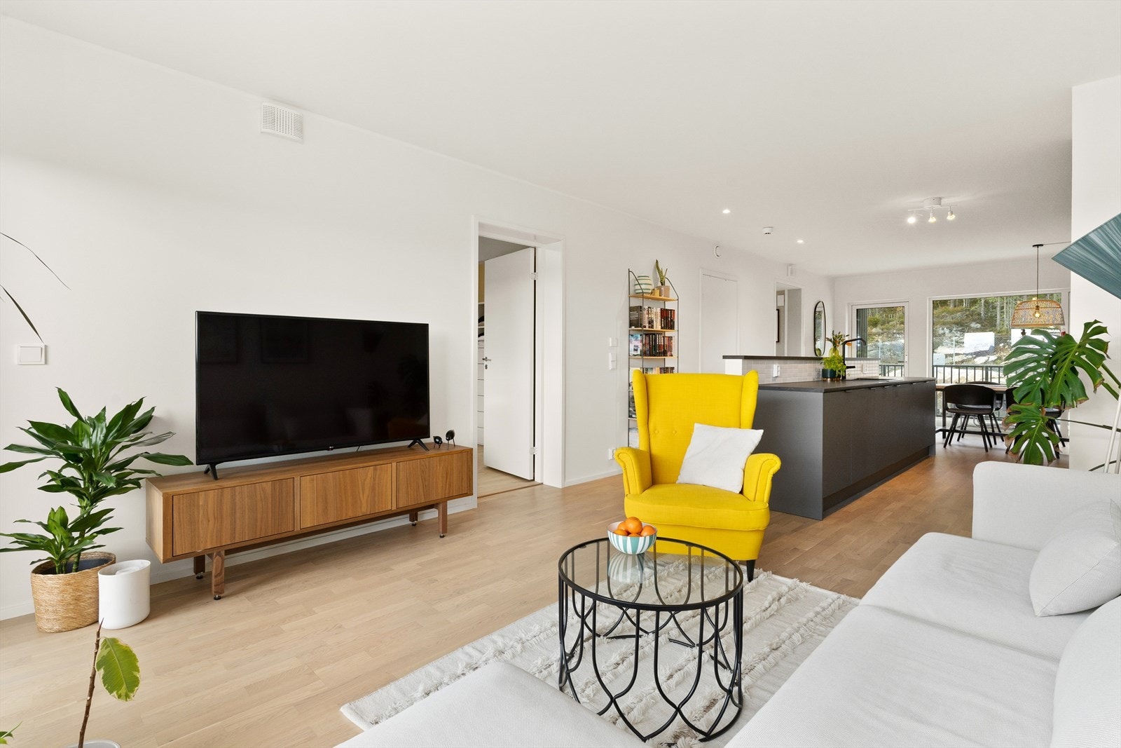 Stuedelen gir rom for en koselig sittegruppe og tv-møblement. Galleribilde