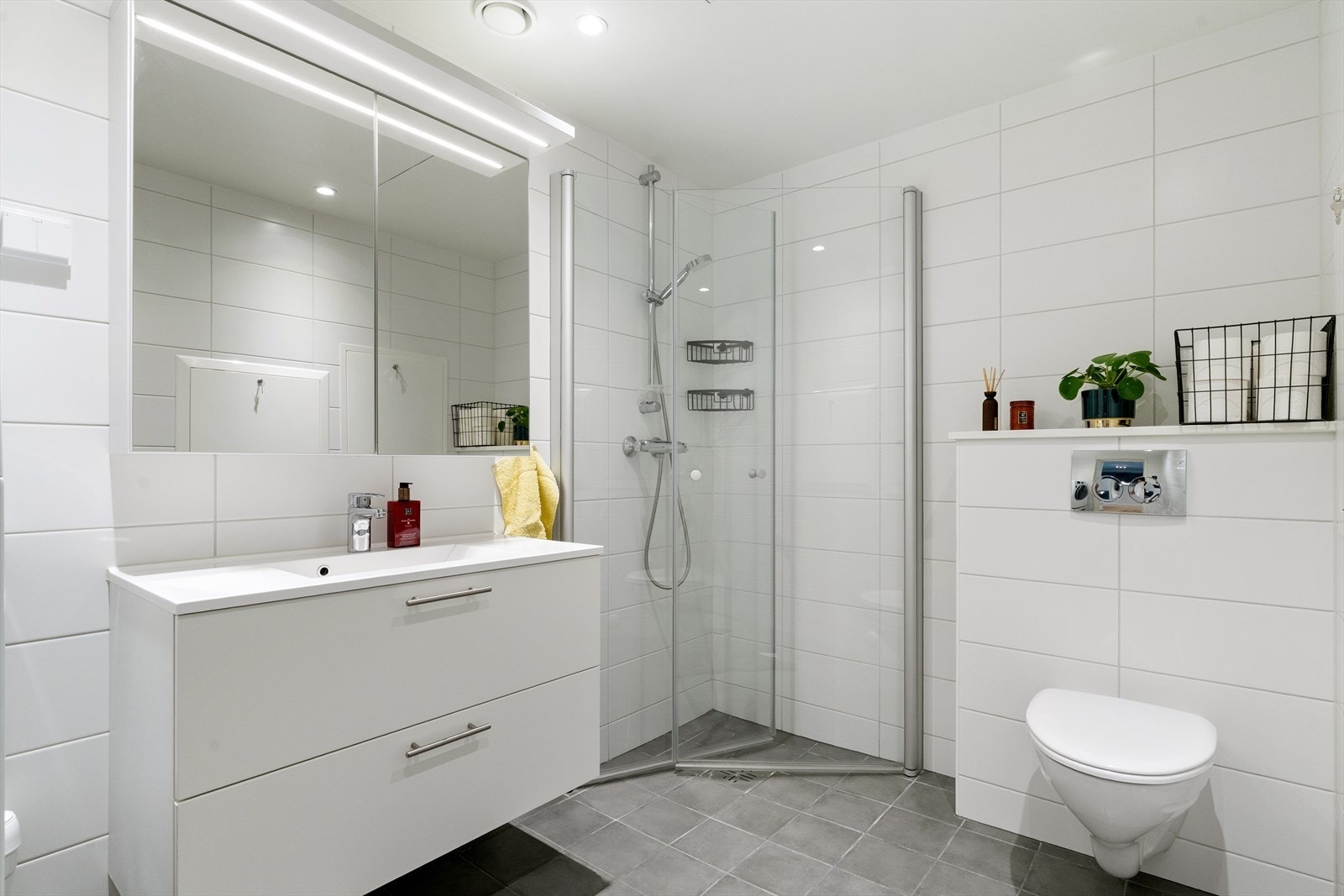 Leiligheten har et romslig bad med flislagt gulv og vegger, og elektrisk gulvvarme. Galleribilde