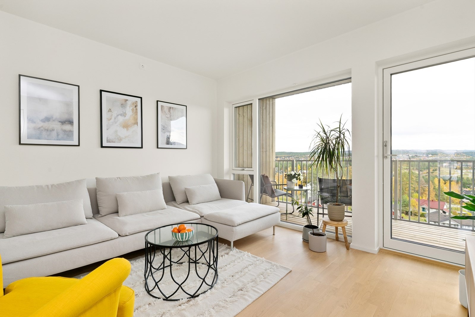 Store vindusflater og gjennomgående planløsning gir godt med naturlig dagslys til rommet. Galleribilde