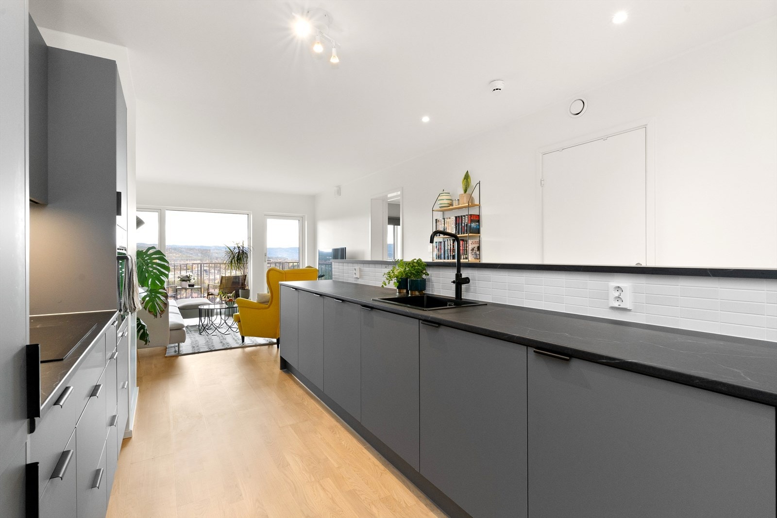 Det er godt med oppbevaringsplass, og det er praktiske skuffer under benkene. Galleribilde