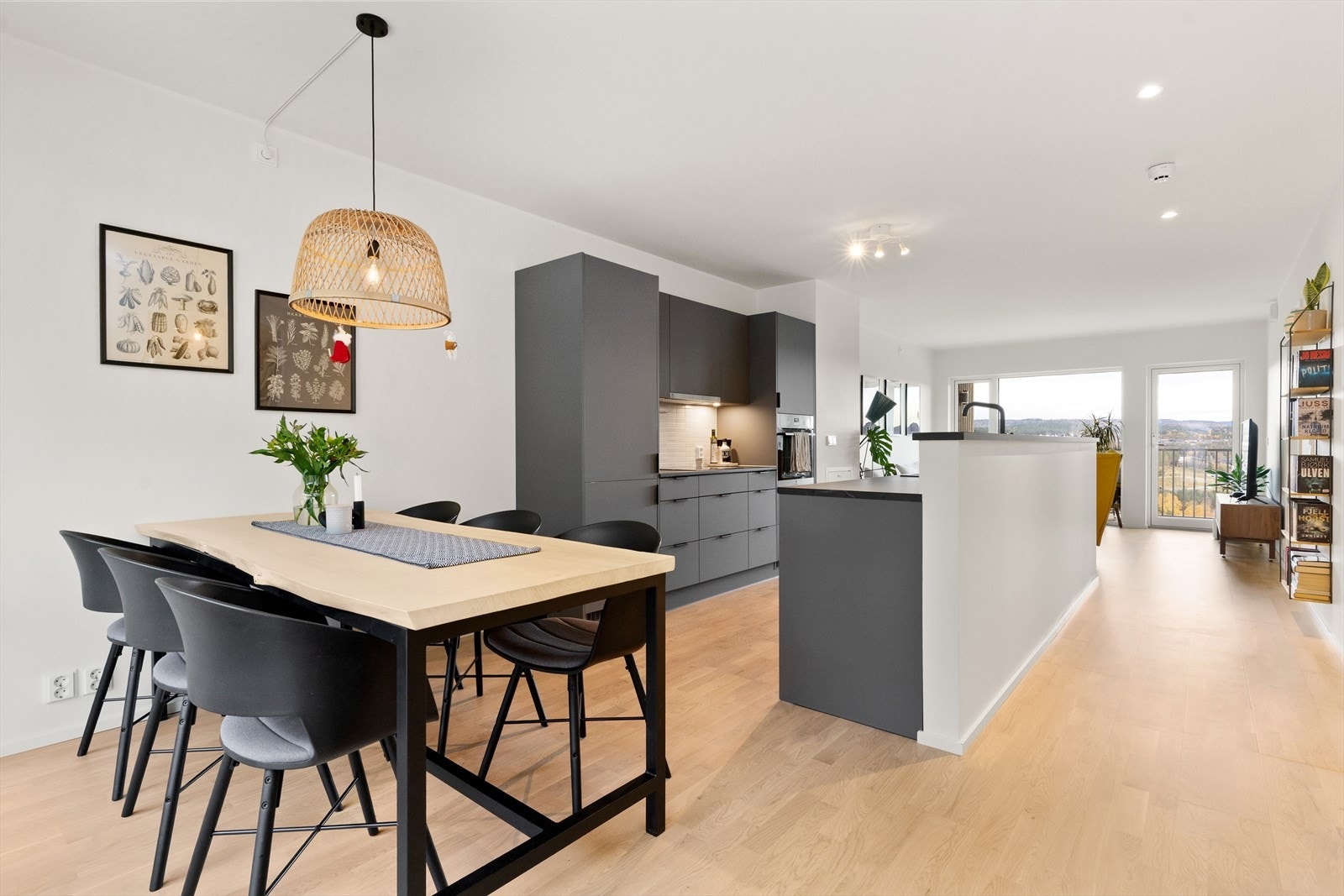 Kjøkkenet er sentralt plassert i midten av rommet, noe som gjør det enkelt å være sosial selv når man lager mat. Galleribilde