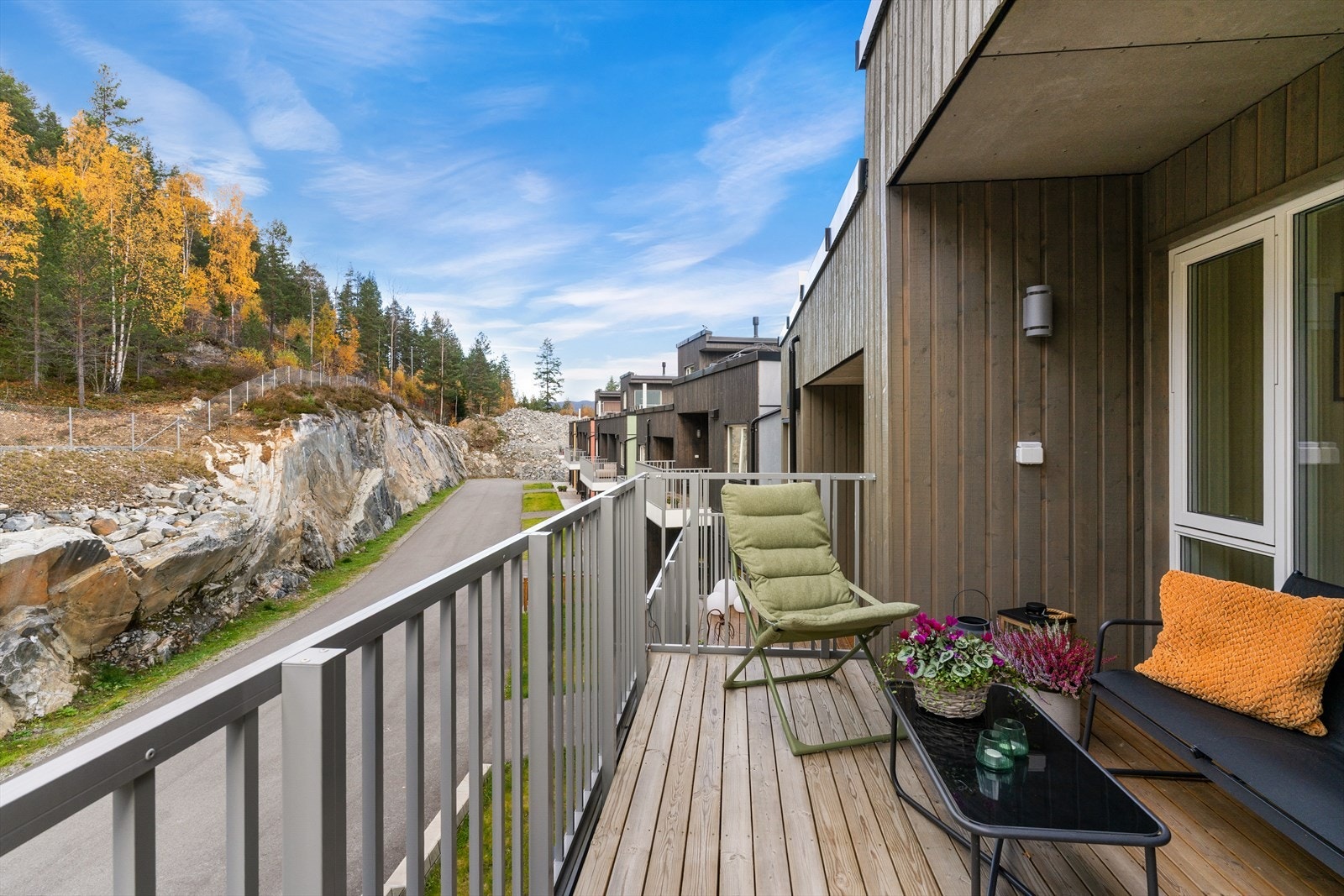 Skjermet beliggenhet med utsyn til intern vei og skog. Galleribilde