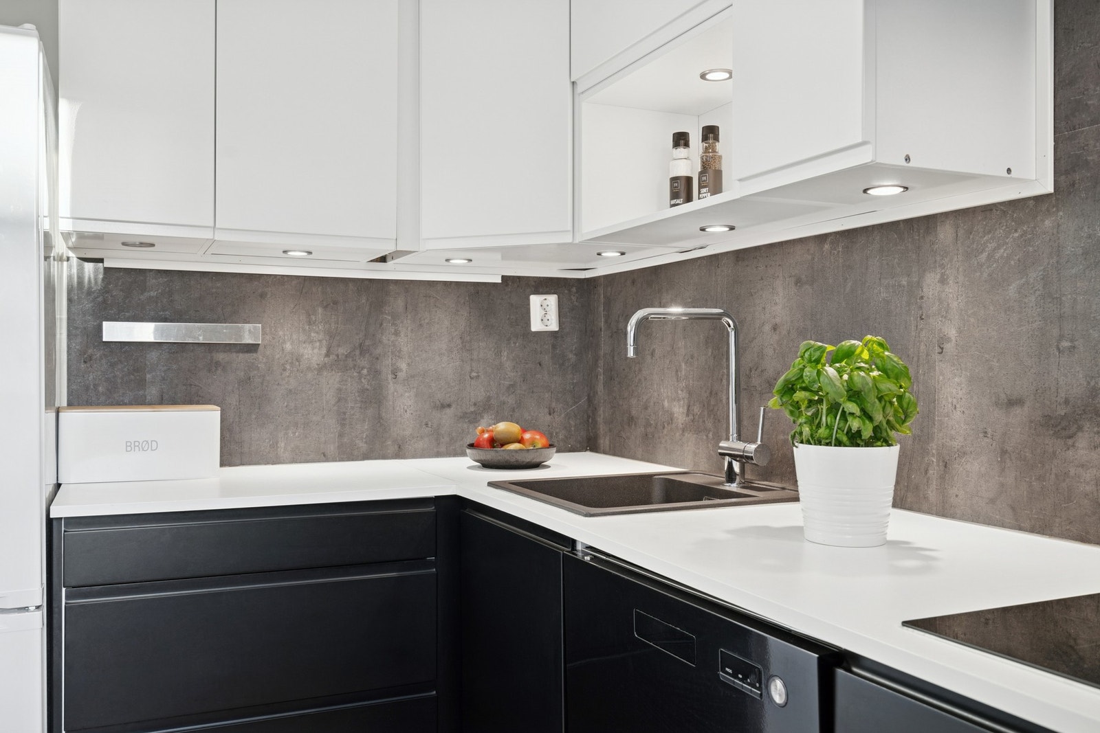 Kjøkkenet har integrert platetopp, stekeovn og oppvaskmaskin. Komposittvask og ventilator med avtrekk ut. Galleribilde