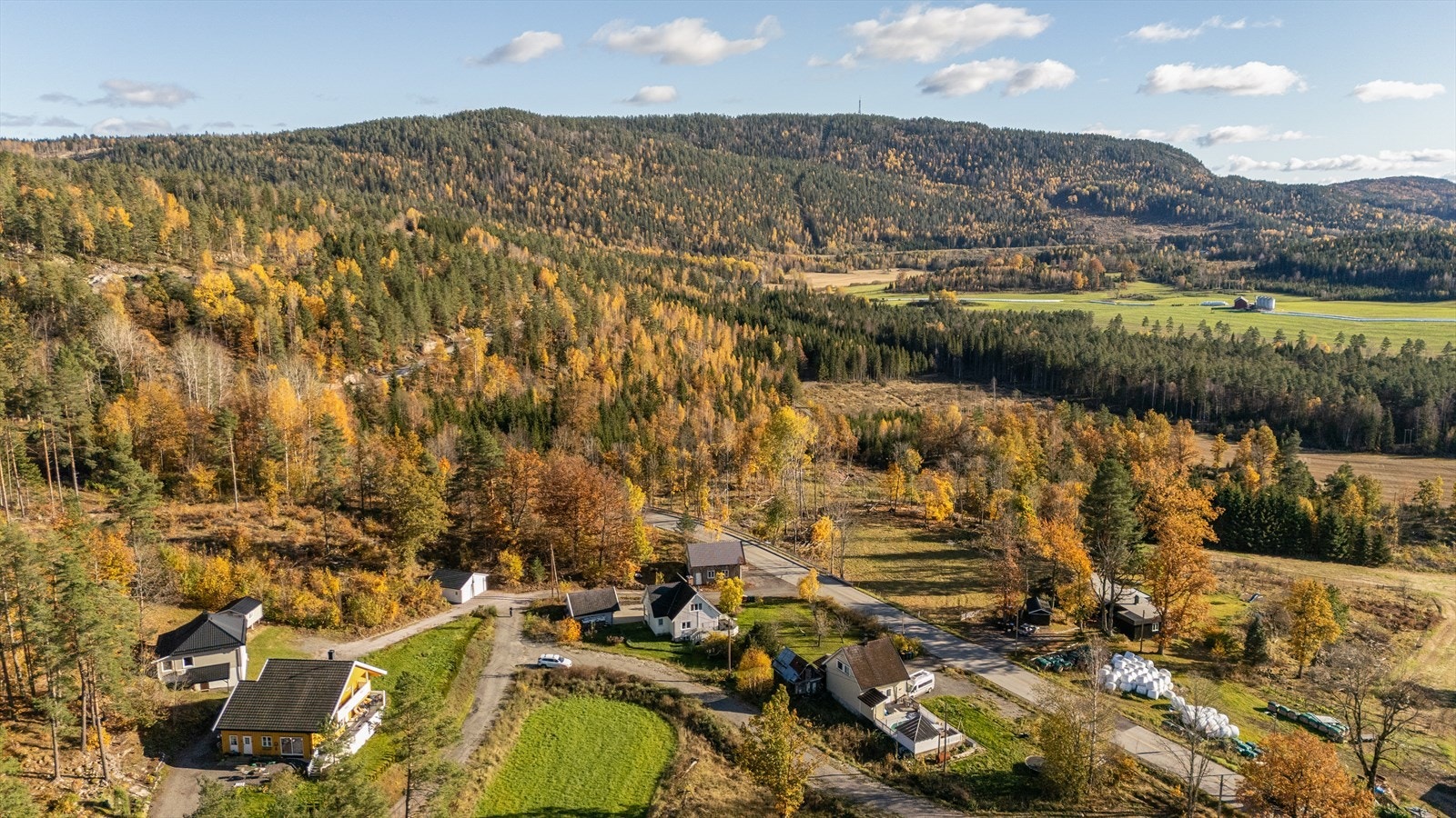 Landlig beliggende, men samtidig sentralt med kort vei til E-18 og Sande (7,6 km til togstasjon) Galleribilde