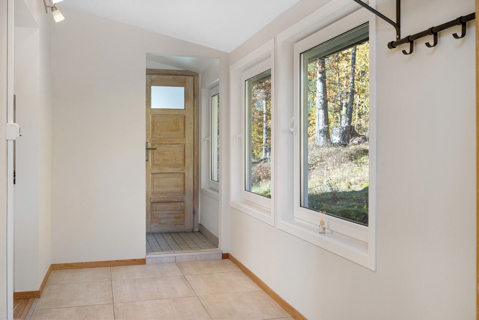 Romslig gang med plass til å henge av seg yttertøy Galleribilde