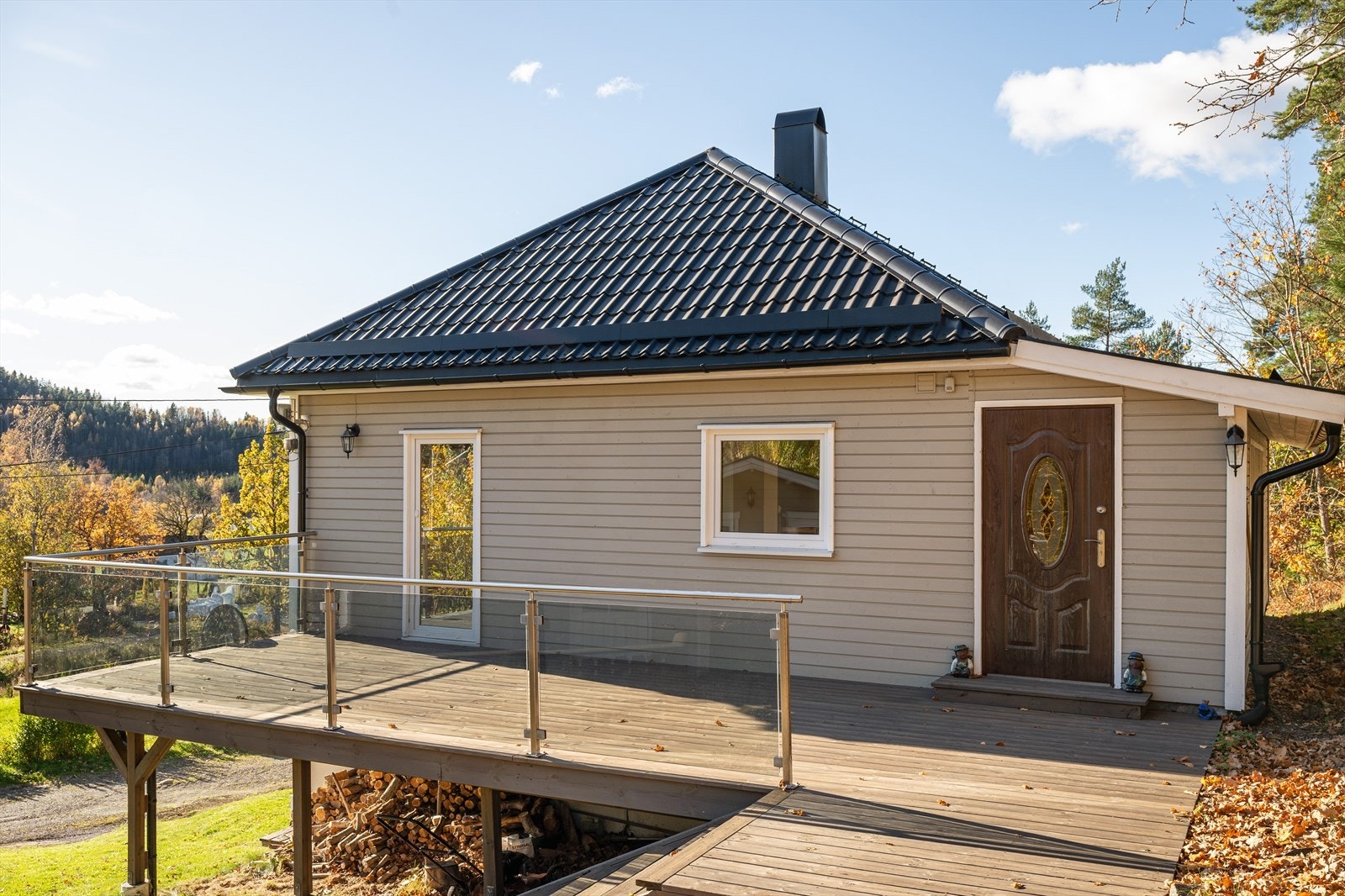 Hyggelig inngangsparti med stor terrasse på ca 28 kvm Galleribilde