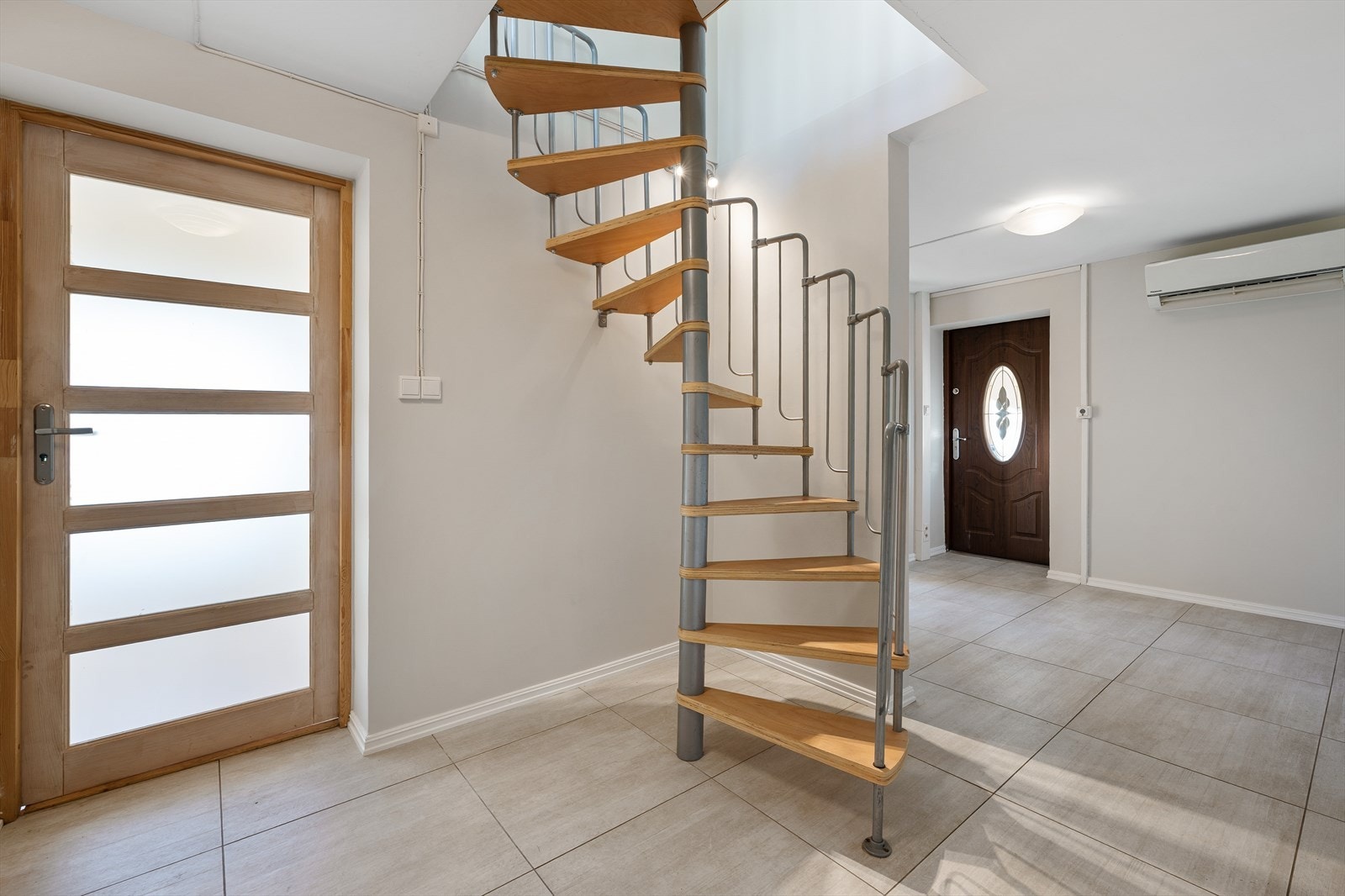 Det er vindeltrapp i stuen som fører deg ned til gangen i u.etg. Galleribilde