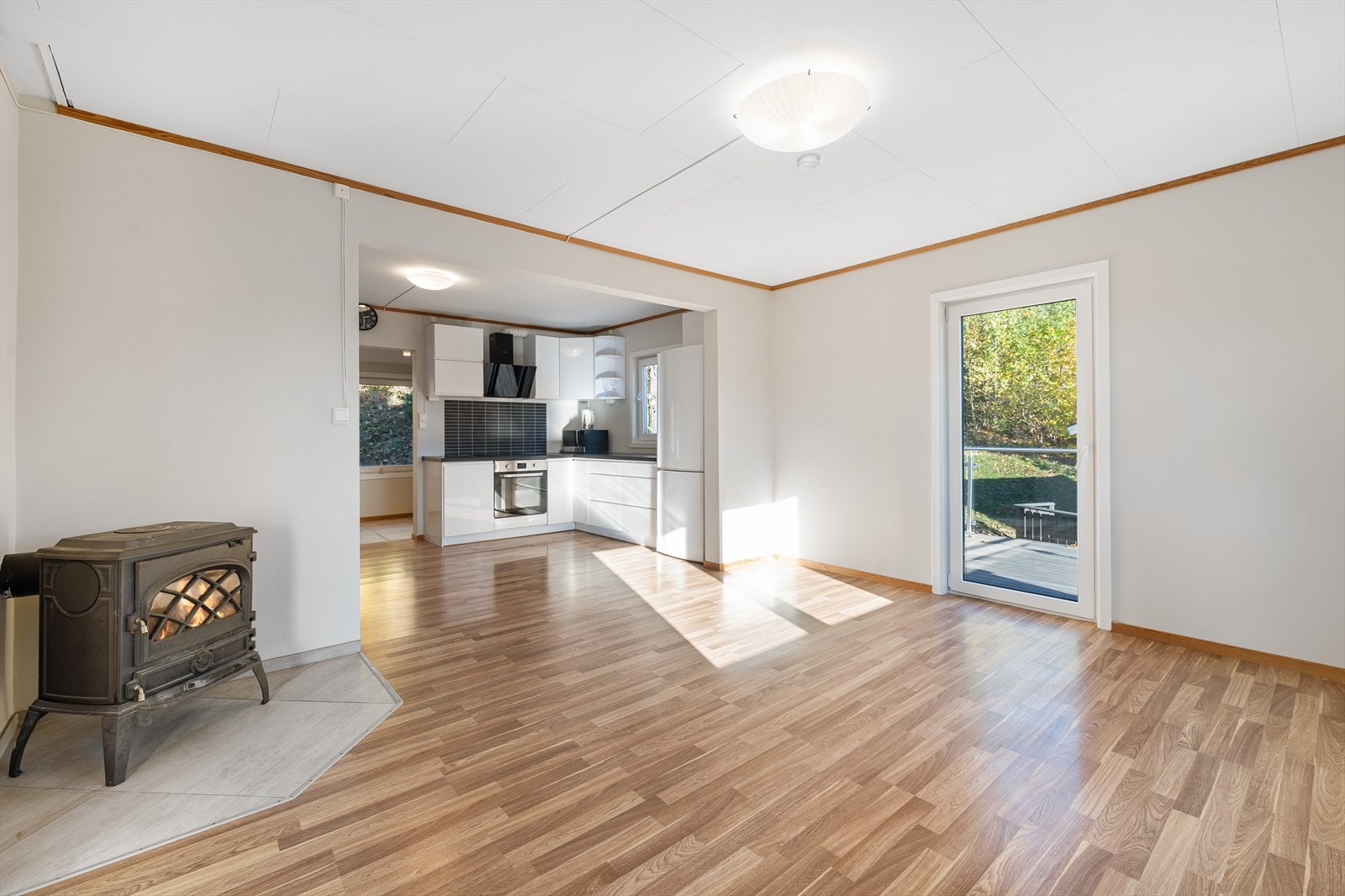 I stuen er det vedovn og utgang til terrasse Galleribilde