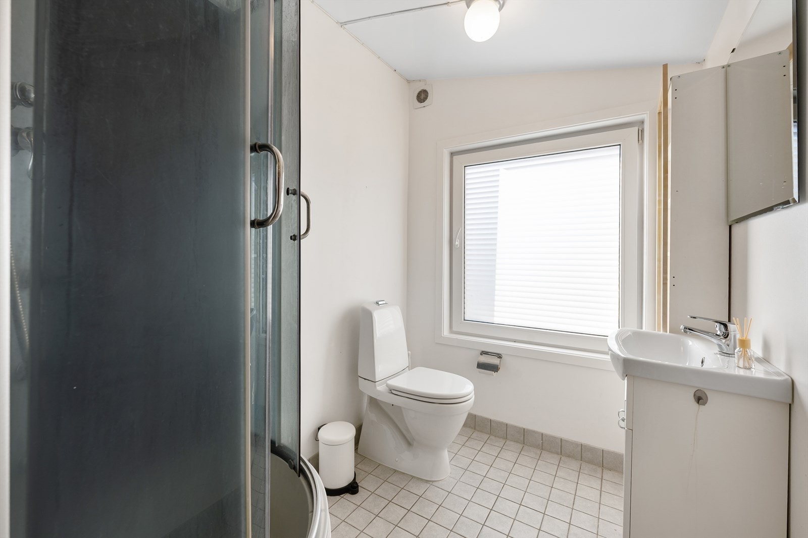 Det er varmekabler i gulv og det er montert elektrisk styrt vifte Galleribilde