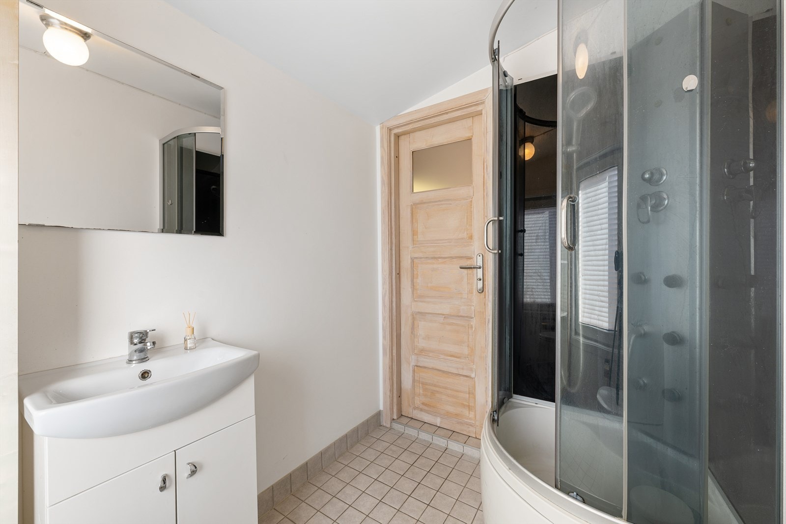 Badet er pusset opp i 2014 og inneholder dusjkabinett, wc, vask m/innredning og opplegg for vaskemaskin. Galleribilde