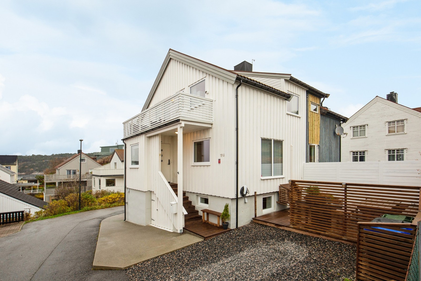 Delikat innredet bolig beliggende i attraktive Nerlandsdalen med fine sol og lysforhold og flott utsikt over Bremsnesfjorden og ut mot Stavneset. Galleribilde