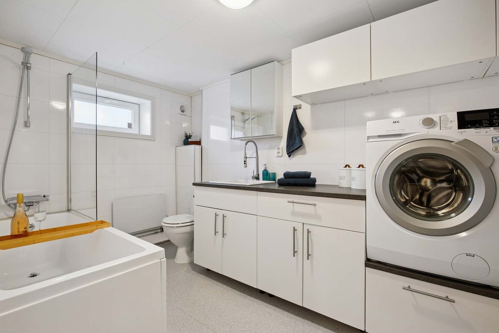 Bad 2, innredning m/over og underskap, badekar og wc. Opplegg til vaskemaskin Galleribilde