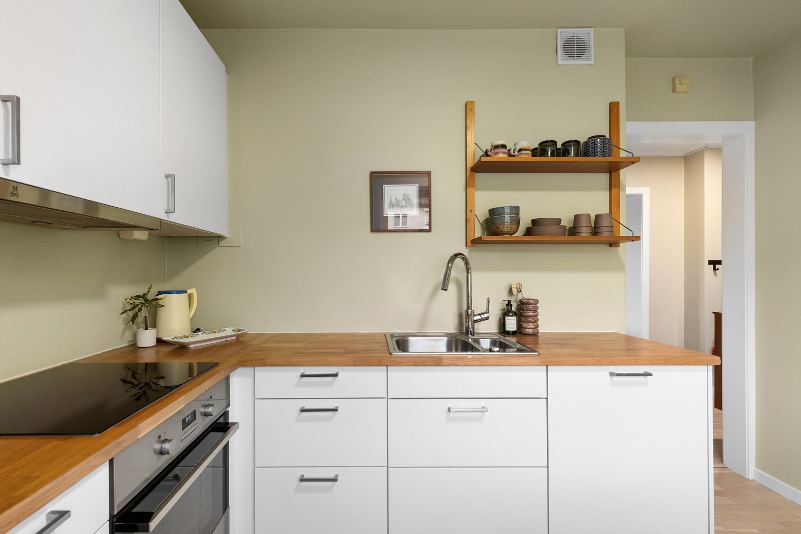 Integrerte hvitevarer som kjøleskap med innvendig fryser, oppvaskmaskin, stekeovn og induksjonstopp medfølger Galleribilde