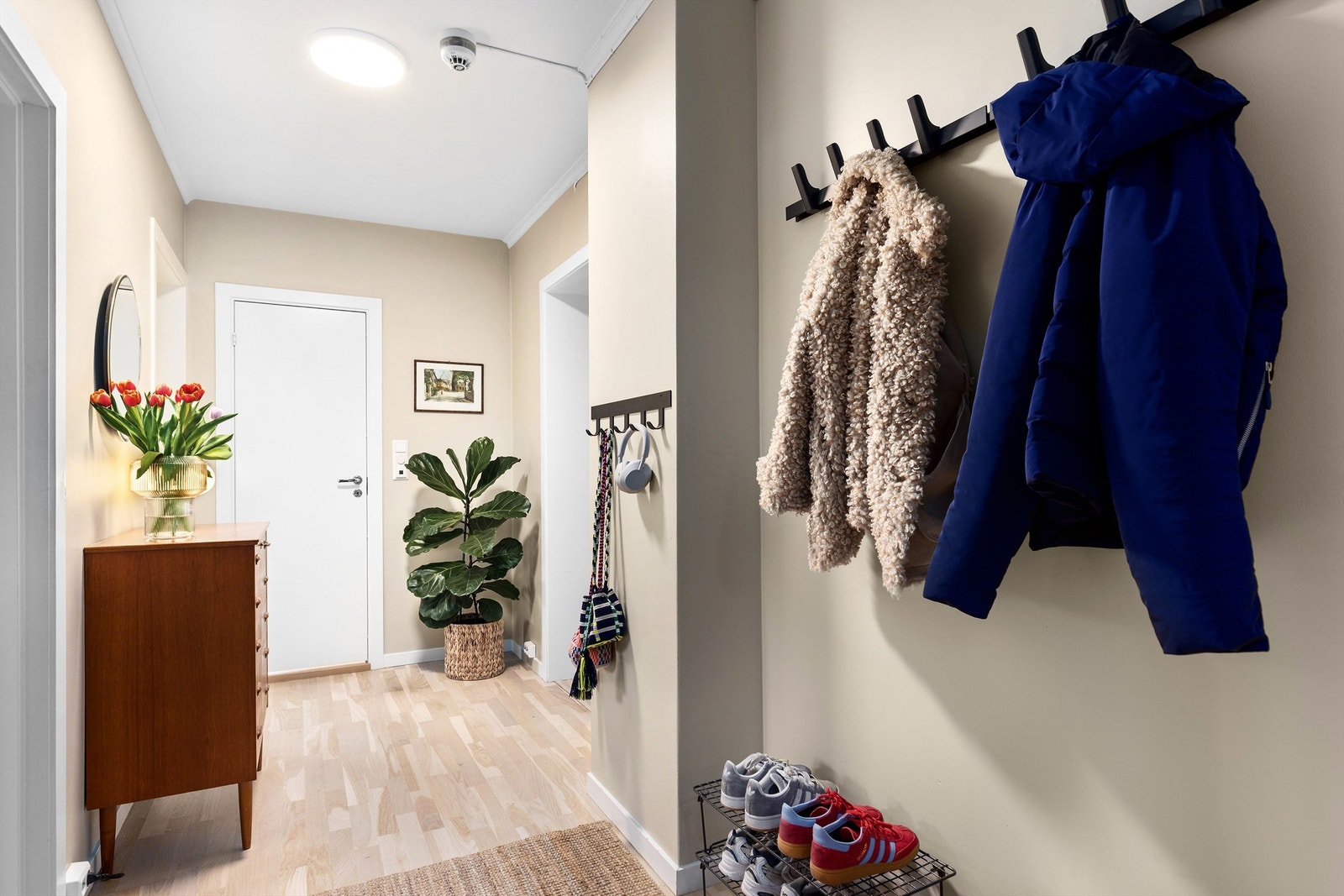 Vegghengte knagger til å henge fra seg yttertøy. Det er også mulig å sette inn en skohylle og kommode Galleribilde