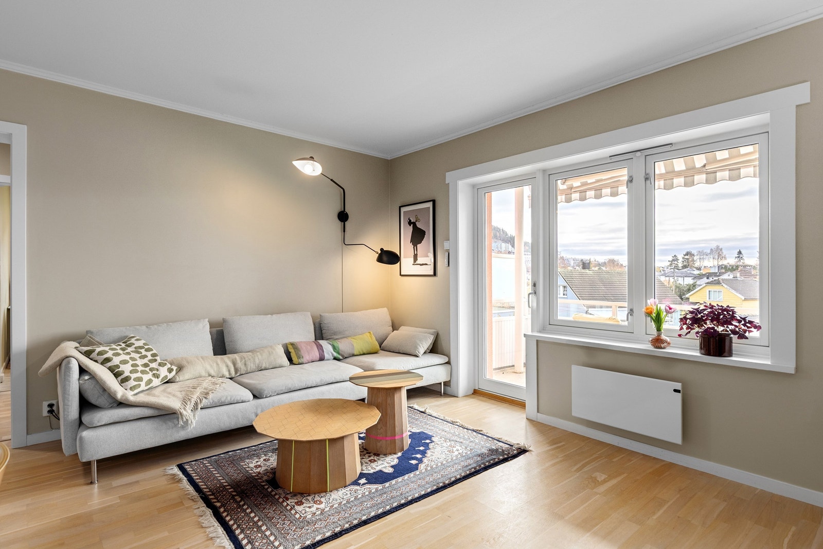 Fra stuen er det utgang til en sørvendt balkong på ca. 8 kvm Galleribilde