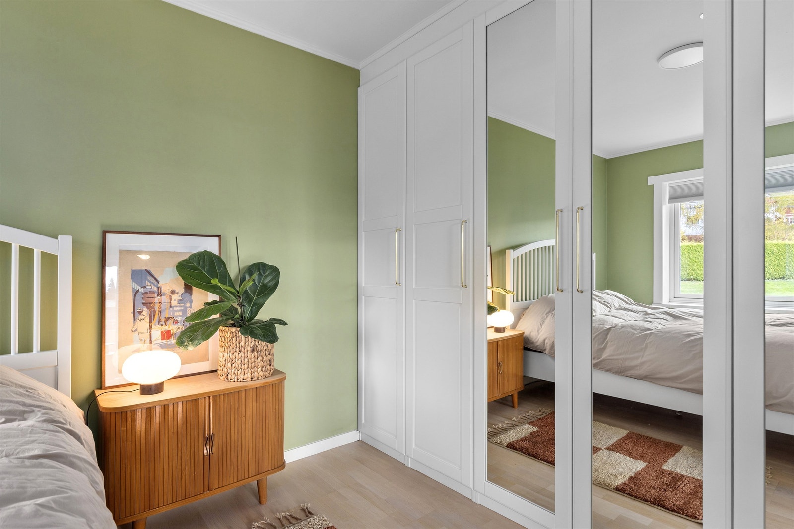 Soverommet har en stor garderobeløsning med god plass til klesoppbevaring Galleribilde