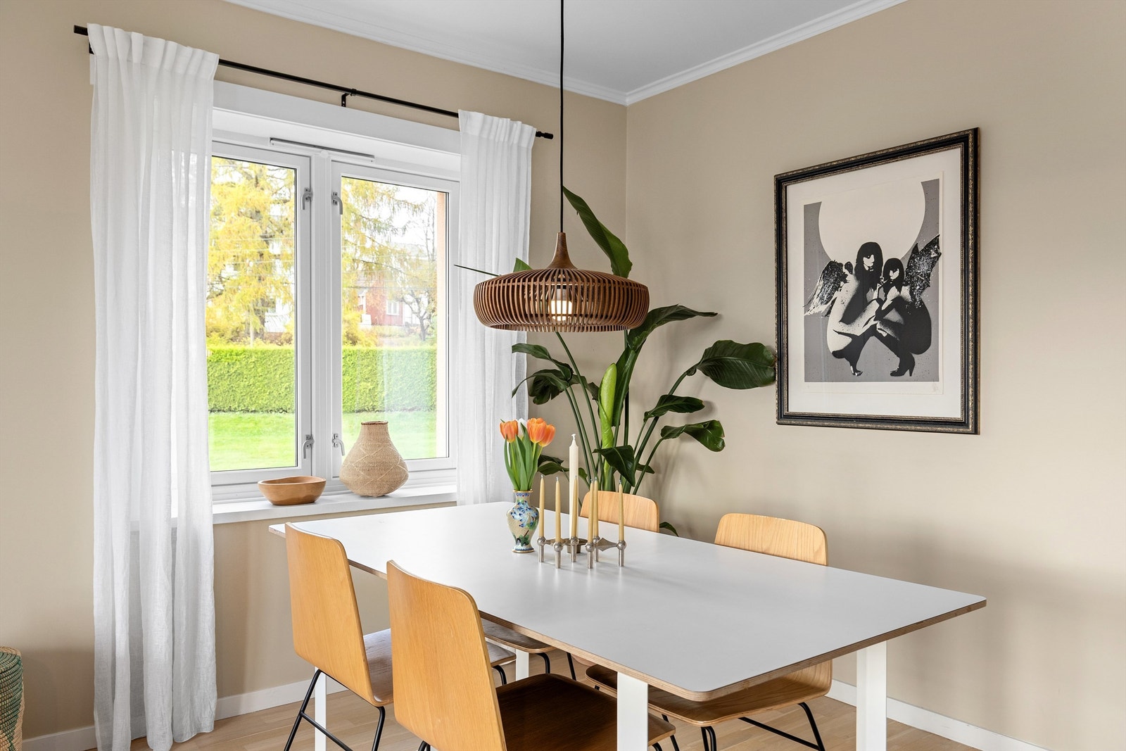 I stuen er det en koselig plass til et spisebord foran det ene vinduet Galleribilde