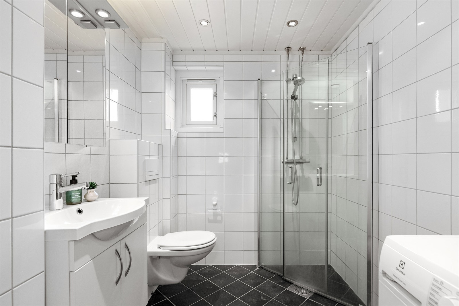 Flislagt tidløst baderom med gulvvarme Galleribilde