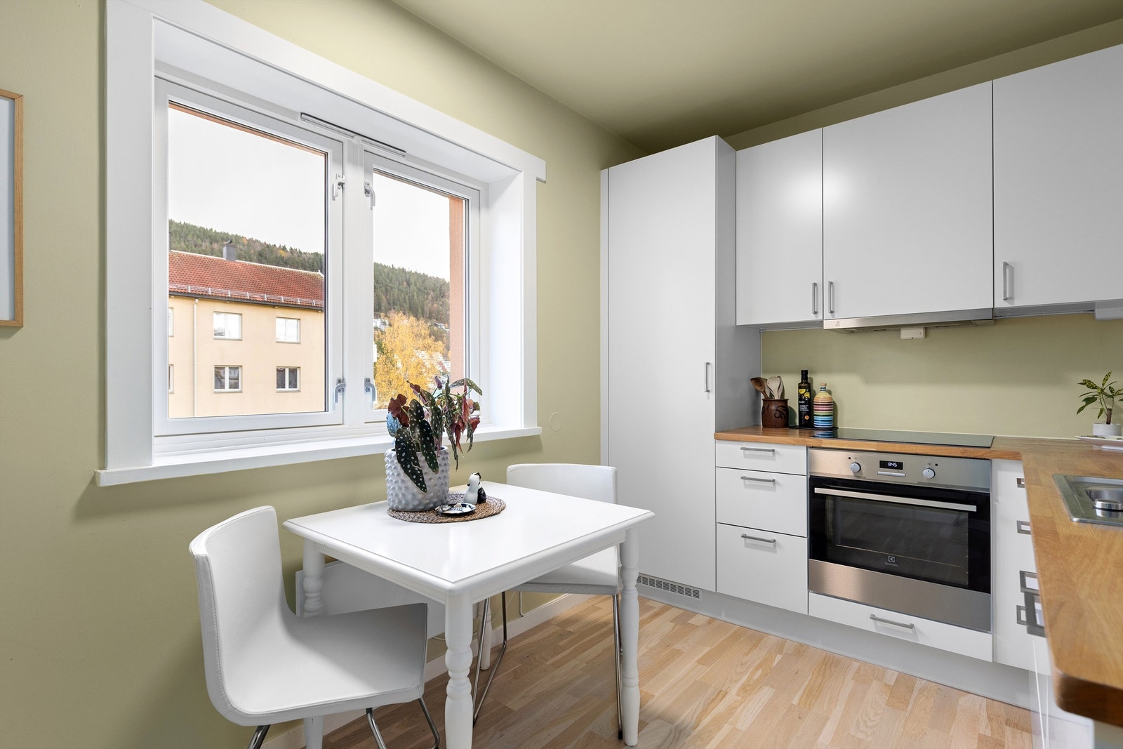 Det er plass til et lite frokostbord på kjøkkenet foran vinduet Galleribilde